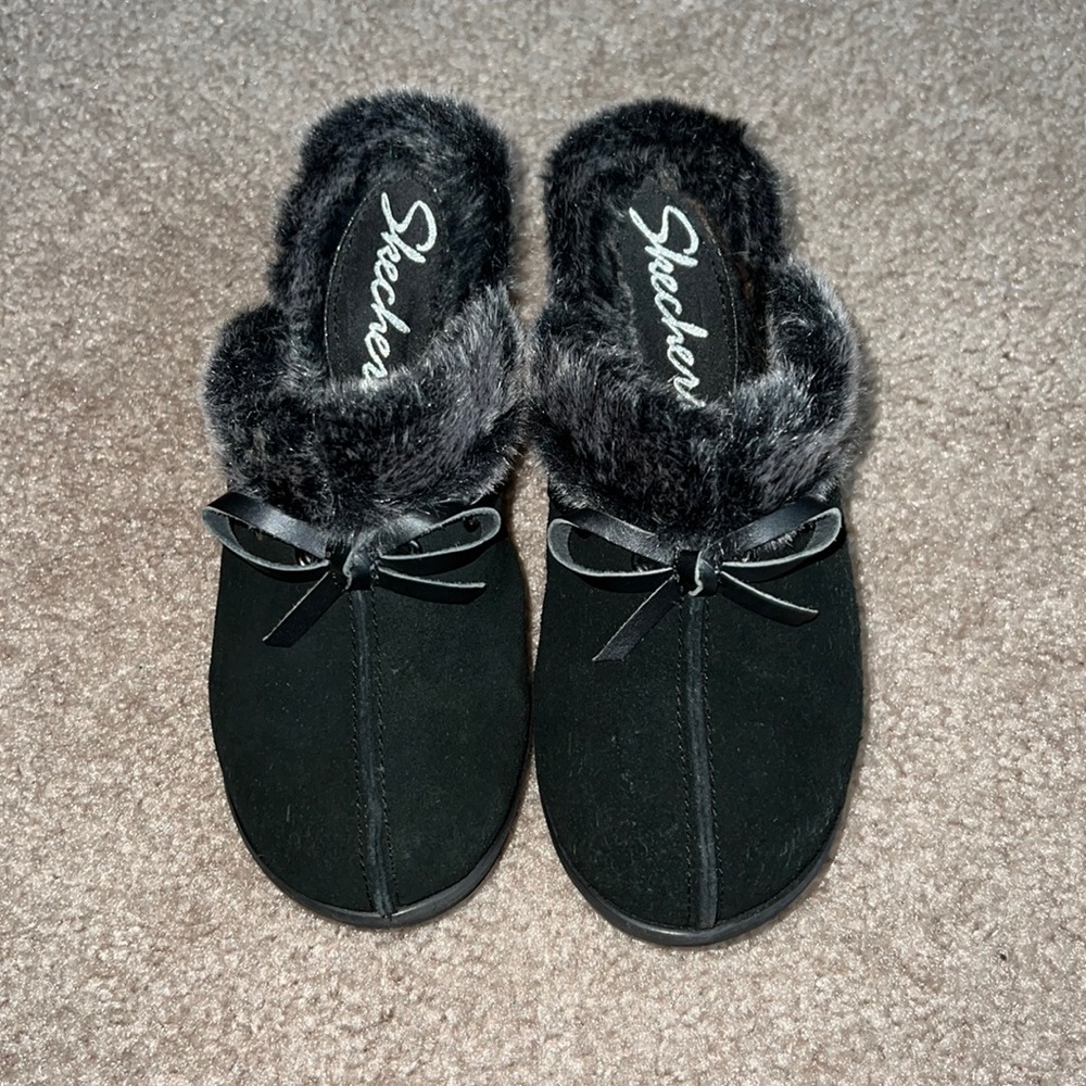 Sketchers Black Sueded Fur-Lined Mules